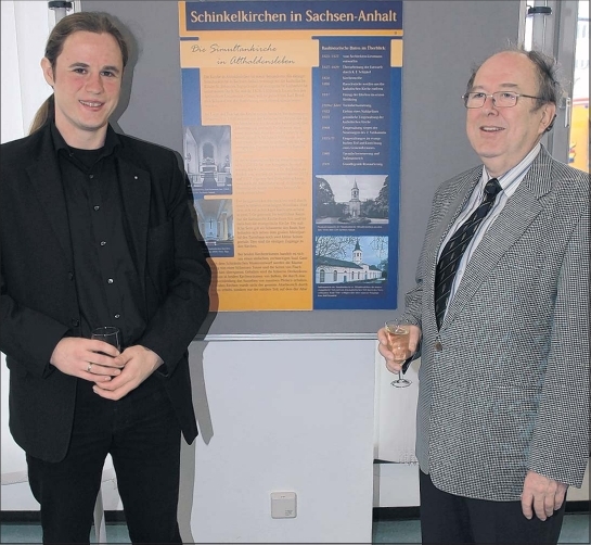 Die Leidenschaft fr Schinkelkirchen fhrte Georg Heinze (re.) und Matthias Hnert vom "Studium Hallense" zusammen. Eine Ausstellung in der Kulturfabrik dokumentiert die Sakralbauten in Sachsen-Anhalt, die Schinkels Handschrift tragen. Foto: Jens Kusian