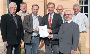 Thomas Leimbach (4. v. l.) bergibt den Bescheid ber Zuwendungen fr die Simultankirche an den katholischen Pfarrer Michael Sternal (2. v. r.) und den evangelischen Pfarrer Martin Land (3. v. l.) im Beisein von Peter Br, Andreas Bonstedt, Joachim Gratzke und Heinrich von Nathusius (v. l.) aus den Kirchgemeinden.