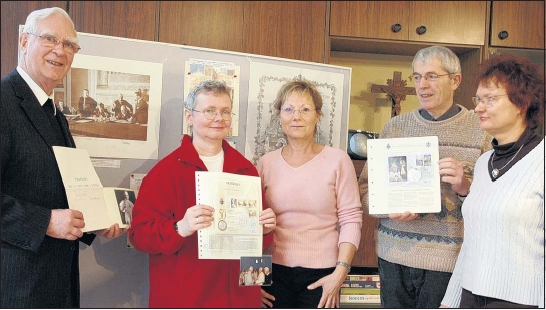 Pfarrer Peter Zlicke (li.) prsentiert in einer kleinen Ausstellung seine Briefmarken und Sondermnzen aus 80 Jahren Vatikanstadt. Karin Trling (2. v. l.) und Gudrun Dobrowolny (re.) hatten bei der Vorbereitung geholfen, Marianne Kiel und Alfons Hesse kamen als interessierte Besucher.