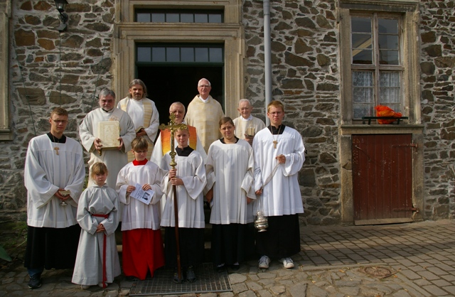 v. oben links: Pfarrer Norbert Behrendt, Pfarrer i.R. Peter Zlicke, Dizesan-Caritasdirektor Bernhard Brantzen, Pfarrer Michael Sternal, Pfarrer i.R. Josef Kopetzky mit auszusendenden Ministranten 