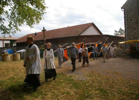 Ministranten und Kolpingfahnentrger beim Einzug