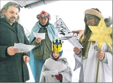  Mit Pfarrer Norbert Behrendt singen in diesen Tagen Elisabeth Paluszkiewicz, Elisabeth Rether und Christina Nldge