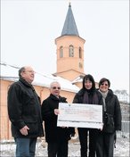 Barbara Leue (v.r.) und Susanne Hinterthr berreichen Pfarrer Michael Sternal und Georg Heinze vom Frderverein Simultankirche einen Scheck ber 1000 Euro fr die Reparatur der katholischen Kirchenorgel. 